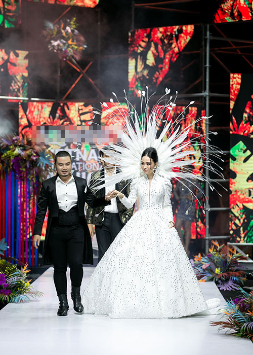 "Phương Nga đã đến thử đi thử lại váy đến 4 lần và tập đi trên giày cao gót sau thời gian dài không đi", nam thiết kế chia sẻ. Ảnh: BTC