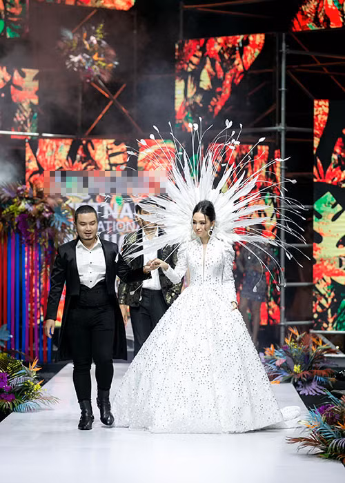 "Phương Nga đã đến thử đi thử lại váy đến 4 lần và tập đi trên giày cao gót sau thời gian dài không đi", nam thiết kế chia sẻ. Ảnh: BTC