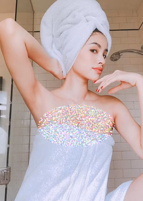 Hậu nghi vấn sinh con cho đại gia ở Mỹ, nàng hoa hậu gốc Hải Phòng chăm khoe ảnh gợi cảm.