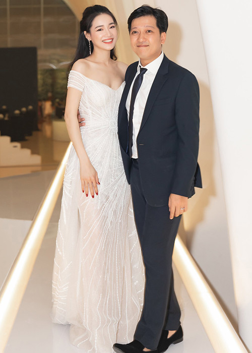 Gần đây, tại tiệc sinh nhật của Trường Giang, Nhã Phương diện chiếc váy khoe vòng một quyến rũ.