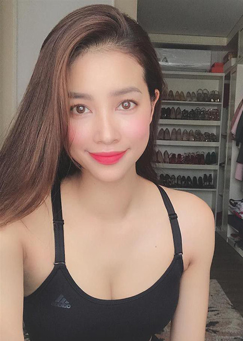 Giống như Nhã Phương, Hoa hậu Phạm Hương cũng vướng tin đồn đã sinh con.