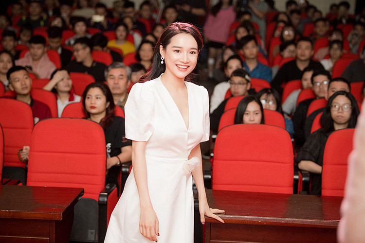 Dù mặc kín đáo tại một sự kiện diễn ra cách đây không lâu, Nhã Phương khó giấu được kích cỡ thềm ngực tăng lên đáng kể.