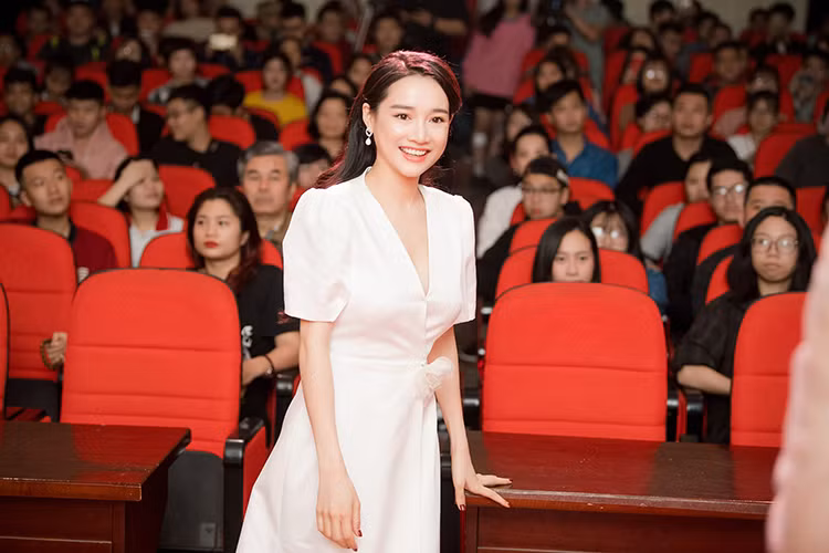 Dù mặc kín đáo tại một sự kiện diễn ra cách đây không lâu, Nhã Phương khó giấu được kích cỡ thềm ngực tăng lên đáng kể.