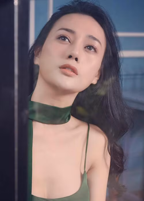 Vy của "Nàng dâu order" sở hữu nhan sắc đã qua dao kéo. Theo lời thú nhận của Phương Oanh, cô chỉnh sửa gương mặt.