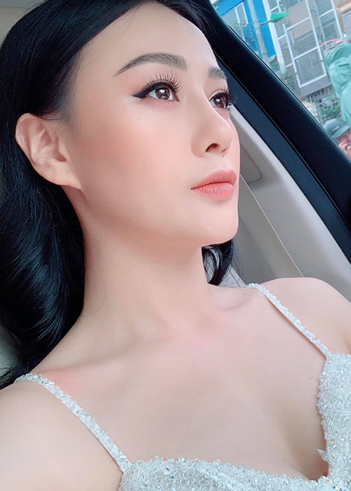 Ở tuổi 30, Phương Oanh có vóc dáng quyến rũ vạn người mê nhờ tập yoga, gym thường xuyên.