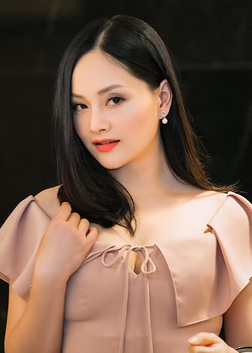 Niềm hạnh phúc khi trở thành mẹ và cuộc sống viên mãn bên chồng con khiến Lan Phương dường như trẻ ra.