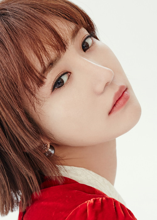 Nữ diễn viên sinh năm 1985 từng hoạt động chung công ty quản lý với Seungri nên có quen biết đàn em.