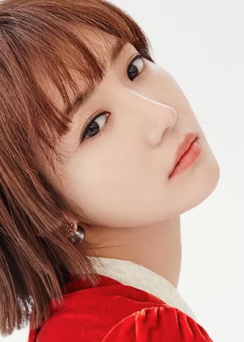 Nữ diễn viên sinh năm 1985 từng hoạt động chung công ty quản lý với Seungri nên có quen biết đàn em.