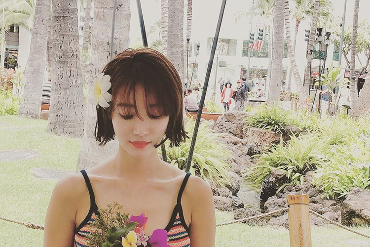 Ngoài đời, nữ diễn viên chuộng trang phục gợi cảm.