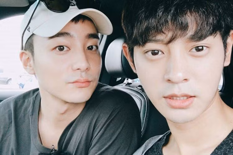 Các thần tượng xứ Hàn bị khui trong chatroom đồi trụy của Seungri còn gồm Roy Kim (trái), Kangin (Super Junior), Jung Jinwoon (2AM), Eddy Kim và Lee Chul Woo. Ảnh: Allkpop