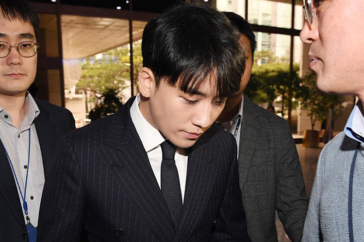 Seungri (Big Bang), Jung Joon Young, Lee Jong Hyun (Cnblue), Yong Junhyung (Highlight) và Choi Jong Hoon ( Ft Island) tiếp tục có mặt trong chatroom "Tokbang". Ảnh: News1