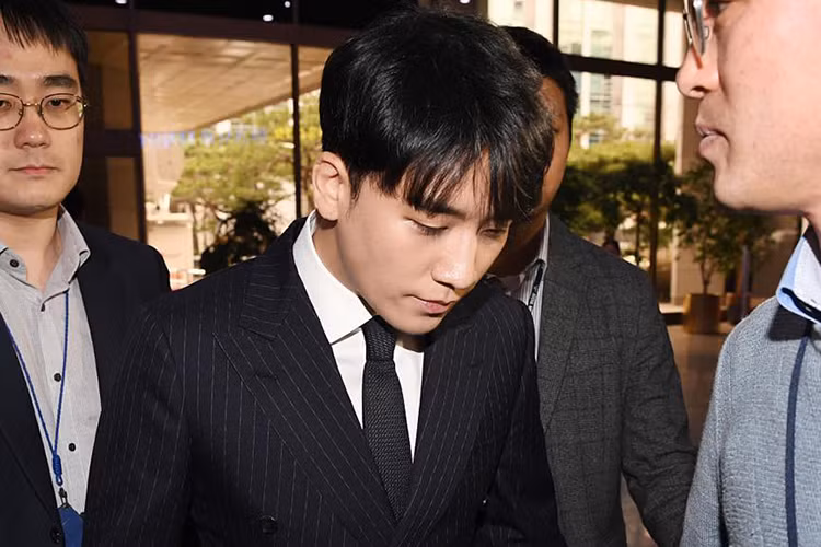 Seungri (Big Bang), Jung Joon Young, Lee Jong Hyun (Cnblue), Yong Junhyung (Highlight) và Choi Jong Hoon ( Ft Island) tiếp tục có mặt trong chatroom "Tokbang". Ảnh: News1