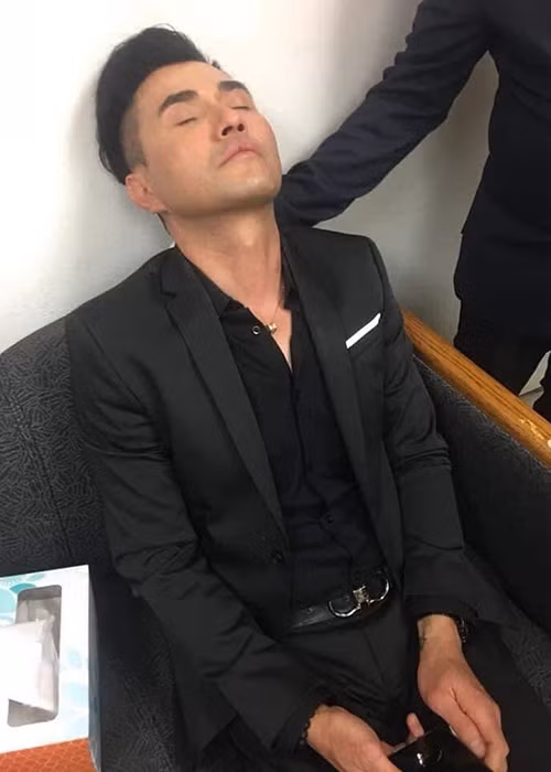 Nghệ sĩ Lê Giang chia sẻ, vì lo hậu sự cho Anh Vũ, Leon Vũ bị kiệt sức, chảy máu mũi.