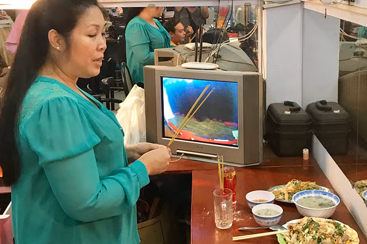 "Anh Vũ ơi chắc em sẽ vui lắm vì ai cũng nhớ tới em. Hôm nay là thất thứ 3 của em, đúng vào hôm mình diễn vở Cưới Dùm, vai diễn trong vở này là vai diễn đỉnh cao của bé Vũ và nó gắn liền với em gần 20 năm trời, sân khấu có làm mâm cơm cho em, gỏi gà cháo gà đúng món em thích về nhà ăn nha em rồi nhớ phù hộ cho sân khấu sáng đèn nha chưa”, Hồng Vân tâm sự.