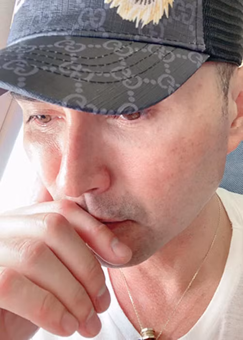 Được biết, Leon Vũ còn sang Việt Nam lo hậu sự cho Anh Vũ. Trong chuyến bay trở về Mỹ, Leon Vũ trầm tư chia sẻ người bạn thân sẽ luôn trong tim của anh.