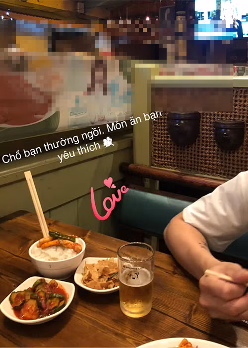 "Kỷ niệm xưa nhắc lại thêm buồn buồn. Bạn thích bia uống dễ ngủ nè. Cám ơn bạn đã đưa Leon đến gần với khán giả của bạn. Cám ơn khán giả bây giờ của bạn yêu thương Leon như đã từng và mãi mãi yêu thương bạn. Mãi mãi đó", Leon Vũ xúc động viết.