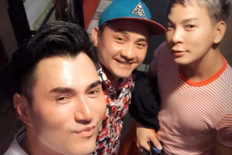 Khi cùng một người bạn đến một quán quen của ba người, Leon Vũ gọi đồ ăn Anh Vũ yêu thích và để ở chỗ của Anh Vũ thường hay ngồi.