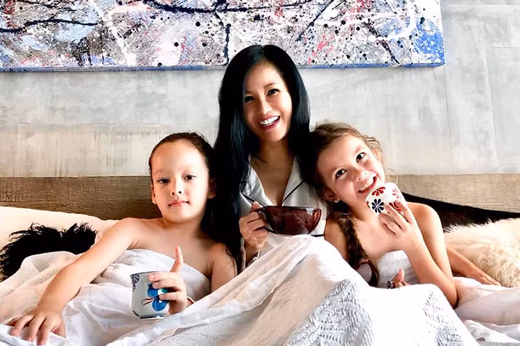 Hồng Nhung tâm sự: "Một tuần sau khi các con chào đời. Bố và mẹ đã nghĩ đến các con rất nhiều, cũng giống như mỗi cái tên đã ngốn rất nhiều thời gian vậy. Và bây giờ, các con đã thành công trong việc dạy bố mẹ tiếp tục học hỏi về tình yêu không điều kiện. Khi viết những dòng này 7 năm trước, mẹ đã khóc trong niềm hạnh phúc".