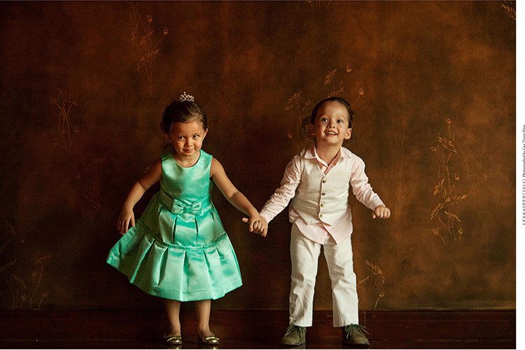 Cặp song sinh hiện sống cùng mẹ và được bố trợ cấp hàng tháng.