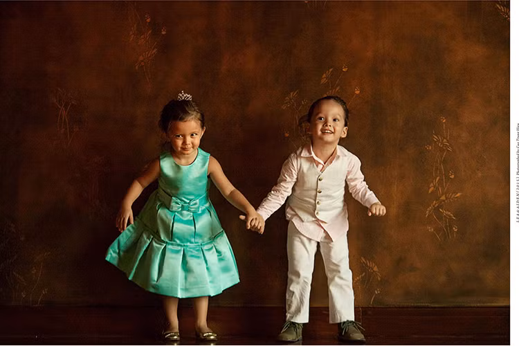 Cặp song sinh hiện sống cùng mẹ và được bố trợ cấp hàng tháng.