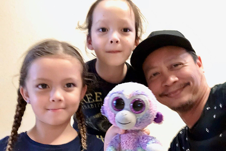 "Các con sinh có rất nhiều cái đặc biệt hơn các bạn khác. Nếu bà mẹ nào sinh ra trẻ em cũng là một anh hùng thì mẹ Bống phải được 3 lần anh hùng. Lớn lên các con sẽ hiểu công lao to lớn của đấng sinh thành vất vả sinh ra các con như thế nào", nam đạo diễn chia sẻ.