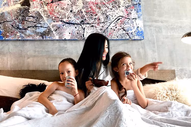 Hồng Nhung còn tâm sự: "Mẹ vui vì các con luôn hài hước, không thể đoán trước được. Và vui vì con đã biết cười mẹ, khi thỉnh thoảng ta có tí bất đồng. Và các con nay đã 7 tuổi. Mẹ dựa vào các con".