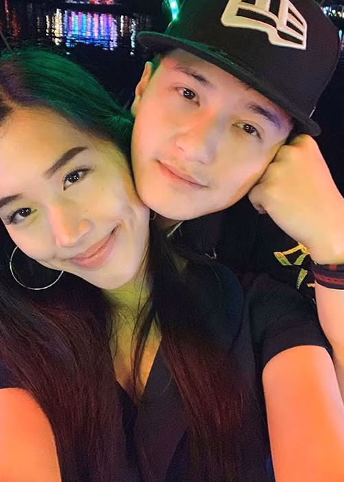 Huỳnh Anh và Y Vân công khai hẹn hò từ năm 2018. Trong khi Huỳnh Anh hoạt động nghệ thuật ở Việt Nam, Y Vân định cư ở Bỉ.