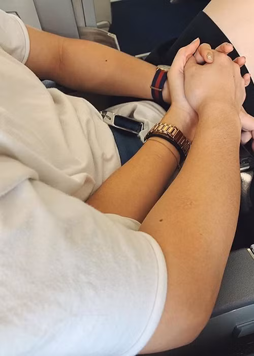 Giữa ồn ào Huỳnh Anh bị tố bùng vai diễn, Y Vân đăng ảnh nắm tay bạn trai để động viên.