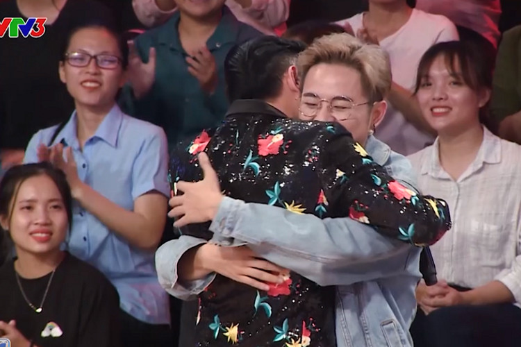 Fan nổi tiếng của Đan Trường còn gồm Thanh Duy Idol. Mới đây, khi gặp thần tượng của mình, Thanh Duy thậm chí đã bật khóc. Ảnh: Giao thông