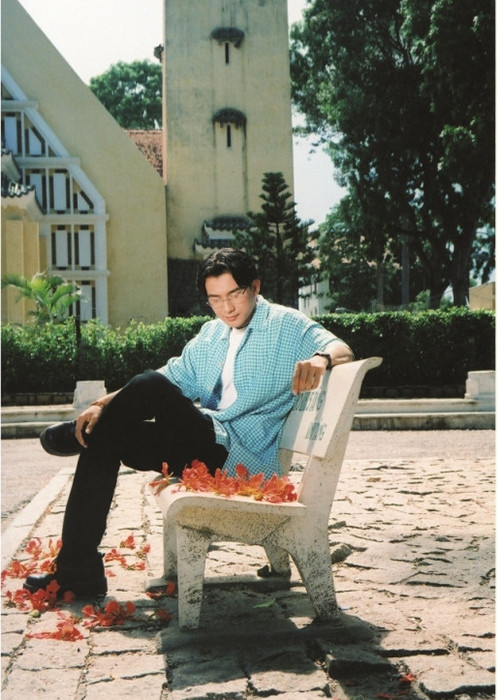 Hồi nhỏ, Đan Trường từng bán bánh mì, làm bút bi để phụ giúp gia đình. Khi lớn lên, anh theo học nghề thợ tiện cơ khí. Ảnh: Zing