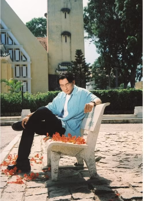 Hồi nhỏ, Đan Trường từng bán bánh mì, làm bút bi để phụ giúp gia đình. Khi lớn lên, anh theo học nghề thợ tiện cơ khí. Ảnh: Zing