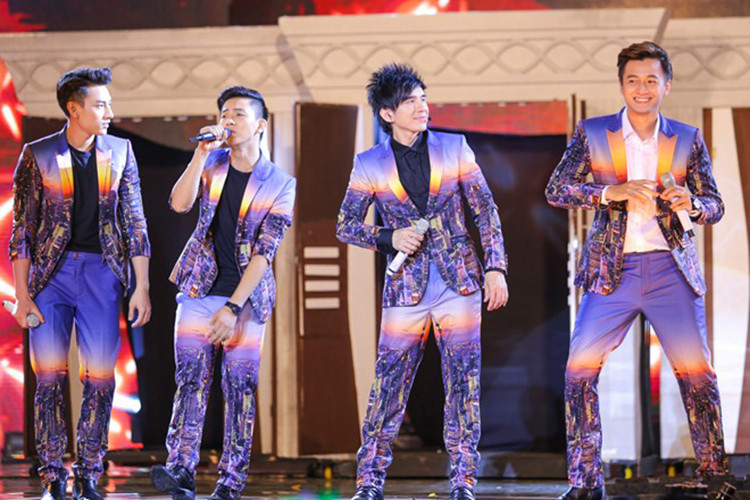 Về phía Đan Trường, anh tấm tắc khen Isaac tuyệt vời, hát hay đóng phim giỏi lại còn điển trai. Ảnh: Uteen