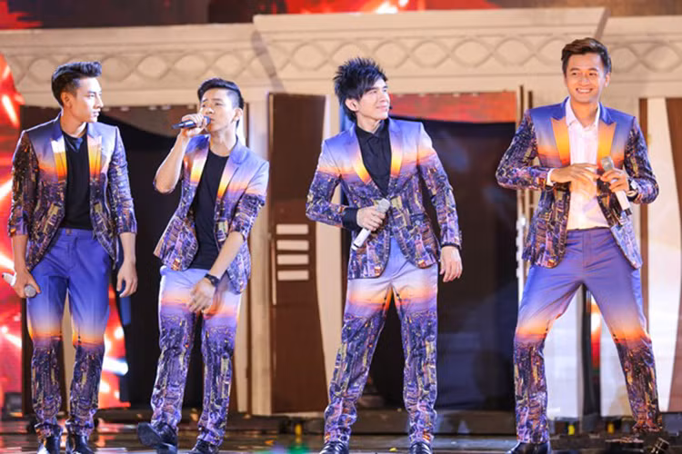 Về phía Đan Trường, anh tấm tắc khen Isaac tuyệt vời, hát hay đóng phim giỏi lại còn điển trai. Ảnh: Uteen