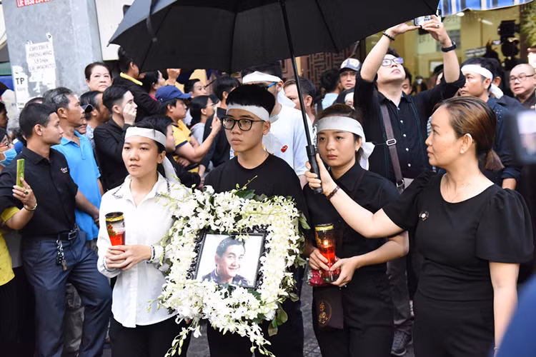 Nghệ sĩ Anh Vũ qua đời vào ngày 1/4 khi đang lưu diễn tại Mỹ. Nhờ sự giúp đỡ của các nghệ sĩ, gia đình Anh Vũ đưa thi hài của Anh Vũ về nước vào ngày 9/4. Đến sáng nay (ngày 12/4), Anh Vũ đã được an nghỉ tại nghĩa trang Phúc An Viên (Quận 9, TP HCM). Ảnh: VTC