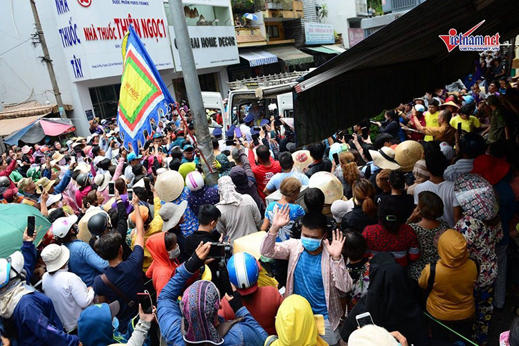 Đám tang của Anh Vũ tại Việt Nam cũng có không ít câu chuyện buồn. Trong lễ viếng, lễ di quan và lễ an táng, nhiều người dân đã chen lấn giành chỗ livestream, chụp ảnh, thậm chí cười đùa trong không khí tang thương. Ảnh: Vietnamnet