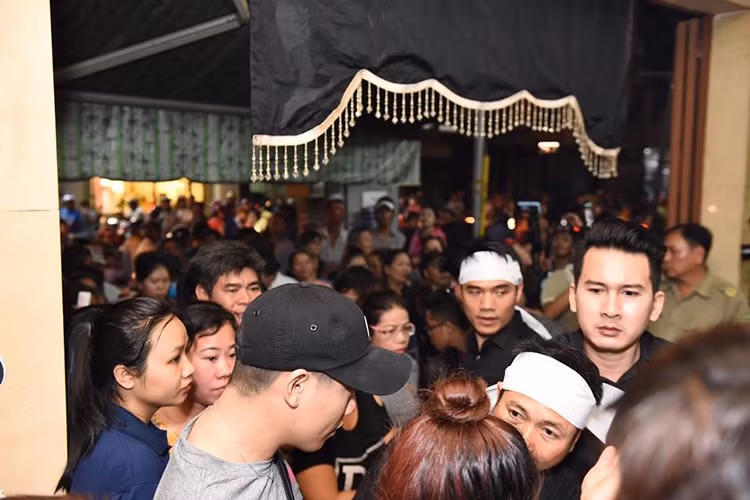 Trong lúc tang gia bối rối, một số kẻ gian còn trà trộn móc túi, trộm đồ khách đến viếng. Bên cạnh đó, tình trạng chen lấn xô đẩy của đám đông cũng khiến gia đình Anh Vũ gặp khó khăn trong công tác tổ chức lễ tang. Ảnh: Yan