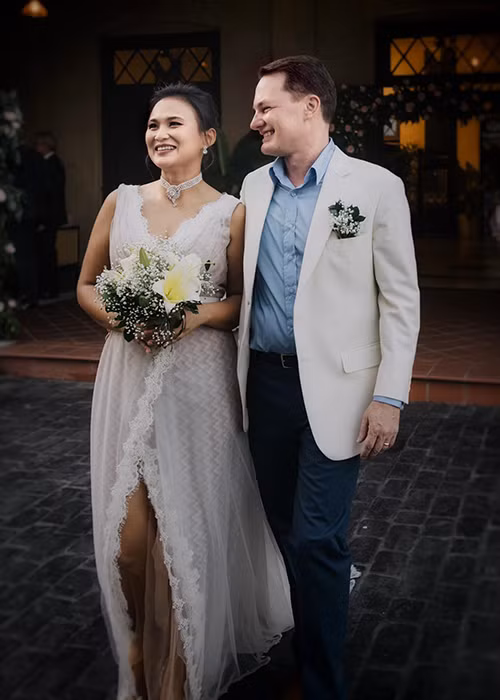 Gần đây, chồng cũ của Hồng Nhung đã tái hôn. Cô dâu tên Thiri Thant Mon.