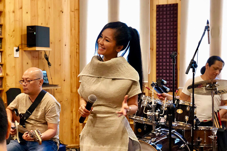 Cô vẫn miệt mài đi hát.