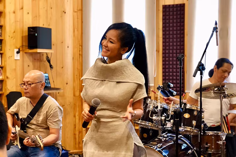 Cô vẫn miệt mài đi hát.