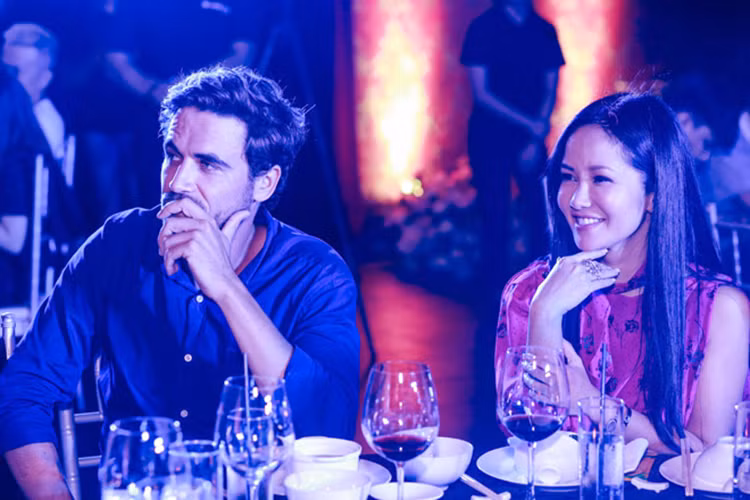 Trước nghi vấn có tình mới, nữ ca sĩ phủ nhận. “Làm gì có chuyện đó. Anh ấy chỉ là người trong đoàn phim tài liệu mà tôi sắp hợp tác với đối tác nước ngoài”, Hồng Nhung nói. Ảnh: Dân Việt