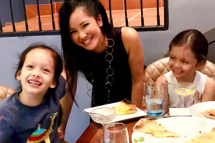 Hồng Nhung hiện làm mẹ đơn thân của một cặp song sinh.