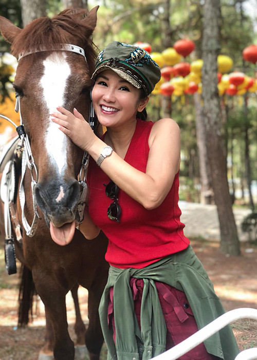 Cuộc sống hiện tại của Hồng Nhung dường như đầy bình yên.