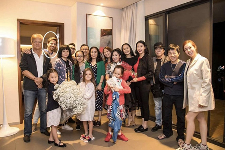 Chàng trai bị đồn là tình mới của Hồng Nhung từng xuất hiện trong tiệc sinh nhật của nữ ca sĩ vào tháng 3 vừa qua.