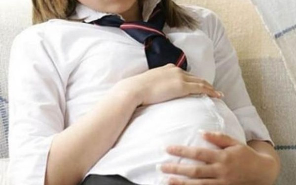 Nam giao vien bi to quan he khien nu sinh 13 tuoi mang thai