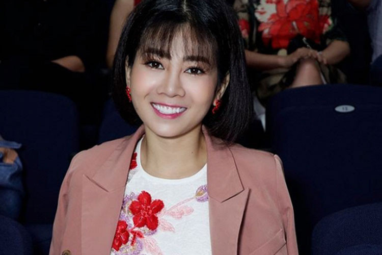 Tuy nhiên, Mai Phương kiên quyết từ chối. Cô nói muốn lấy toàn bộ số tiền ủng hộ ngược lại cho Hạnh An bởi cho rằng Hạnh An đang cần hơn cô. Cuối cùng, Bình Minh xin ý kiến khán giả và thống nhất số tiền sẽ chia đôi cho Mai Phương bị ung thư và Hạnh An. Ảnh: Gia đình Việt Nam