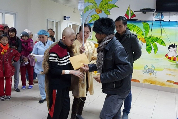 Ngoài Kim Loan, Trần Lập còn san sẻ tiền ủng hộ cho các bệnh nhi. Vào tháng 1/2016, sau liveshow “Đôi bàn tay thắp lửa”, anh trích một phần doanh thu của chương trình cùng số tiền ủng hộ của nhiều doanh nghiệp, bạn bè cho mình để giúp đỡ các bệnh nhi tại nơi anh điều trị bệnh. Ảnh: FBNV