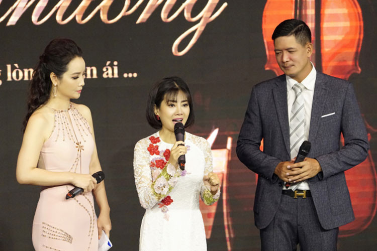 Lâu nay, nghệ sĩ Việt luôn chung tay giúp đồng nghiệp không may mắc bạo bệnh. Xúc động hơn câu chuyện là nghệ sĩ bị bệnh vẫn sẵn lòng san sẻ tiền ủng hộ với người cùng cảnh ngộ. Ví dụ như diễn viên Mai Phương. Ảnh: Doanh nhân pháp luật