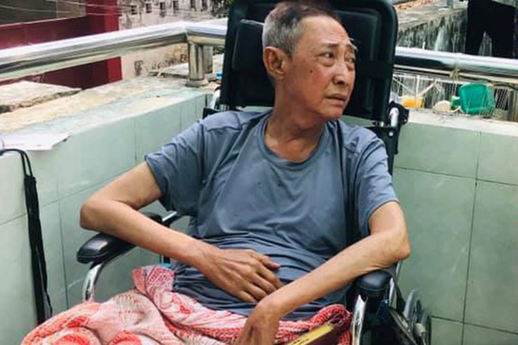 Ngoài hành động đẹp với nghệ sĩ Hoàng Lan, nghệ sĩ Lê Bình còn gây xúc động khi chia sẻ tâm nguyện rằng sau khi qua đời nếu số tiền quyên góp cho ông còn dư, ông muốn gửi lại cho Hội nghệ sĩ để giúp đỡ những nghệ sĩ có hoàn cảnh khó khăn. Ảnh: Phụ nữ ngày nay