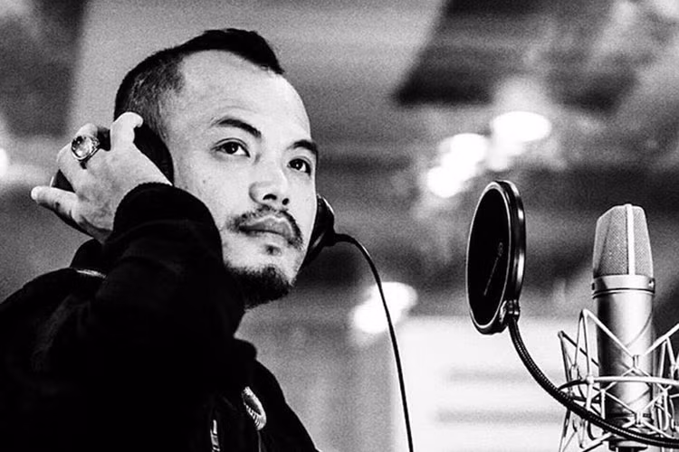 Tháng 3/2016, thủ lĩnh của ban nhạc Bức Tường qua đời. Sự ra đi của anh khiến nhiều người tiếc thương. Ngoài ra, khán giả còn khâm phục hành trình chống chọi bệnh tật của nam nhạc sĩ cũng như không thể nào quên hành động đẹp của anh với những người cùng cảnh ngộ. Ảnh: Pháp luật TP HCM