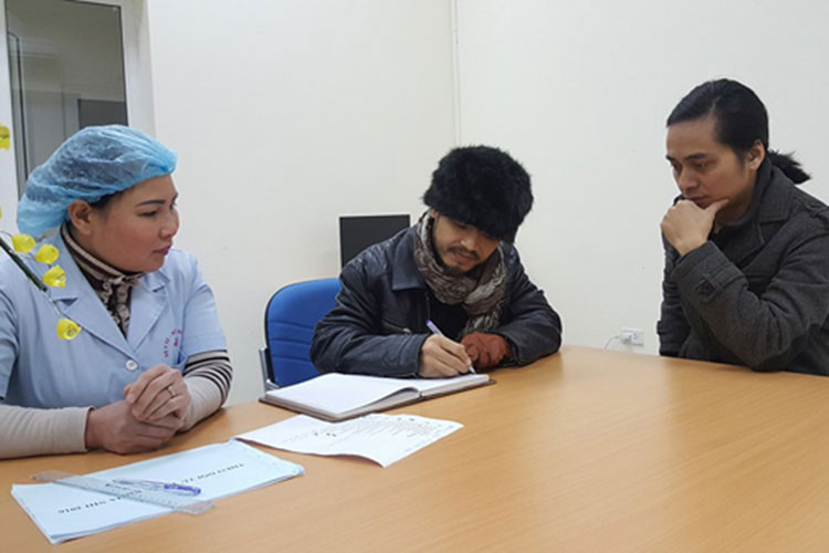 Trước liveshow, trong những ngày nằm trên giường bệnh, Trần Lập bày tỏ rằng khi chứng kiến các em bé mắc căn bệnh ung thư, anh cảm thấy bất lực vì chưa thể giúp được gì cho các em nhỏ. Ảnh: FBNV